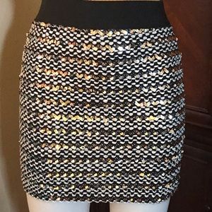 🆕 M USA Silver/Black Sequin Mini Skirt-Large